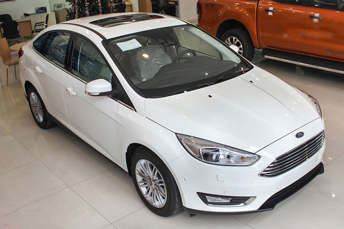 Ford Focus là dòng xe thuộc phân khúc C, hiện đang được bán ở Việt Nam với 2 phiên bản cấu hình cùng 2 dạng thân xe là sedan và hatchback. Focus Trend có giá niêm yết chính hãng 626 triệu đồng, trong khi bản cao cấp Titanium (sedan) và Sport (hatchback) có giá 770 triệu đồng.