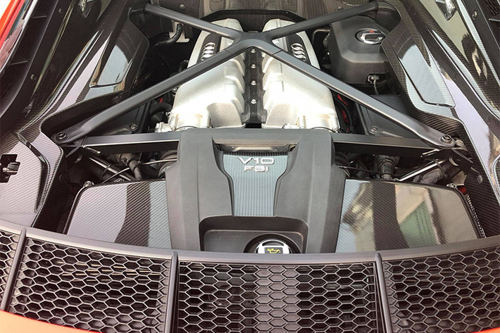 Audi R8 V10 Plus sở hữu khối động cơ V10 5.2L FSI hút khí tự nhiên công suất 610 mã lực, mô-men xoắn 560 Nm. Đi kèm khối động cơ khủng này là hộp số S tronic 7 cấp cải tiến với 3 chế độ, kết hợp với hệ thống dẫn động bốn bánh. Xe có khả năng tăng tốc từ 0-100km/h trong 3,2 giây và đạt tốc độ tối đa 330 km/h.