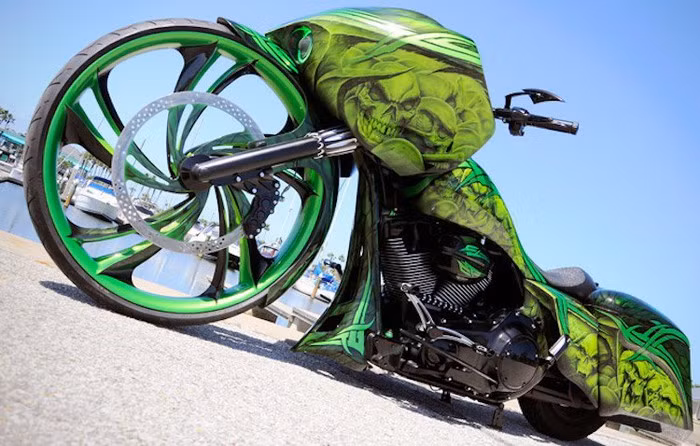 "Công thức" để tạo ra một chiếc Harley-Davidson phong cách Bagger bao gồm bánh trước kích thước từ 21 inch trở lên và bánh sau 18 inch, hộp đựng đồ phía sau xe, loại bỏ kính chắn gió và thay tay lái bằng loại rộng hoặc ape hanger.