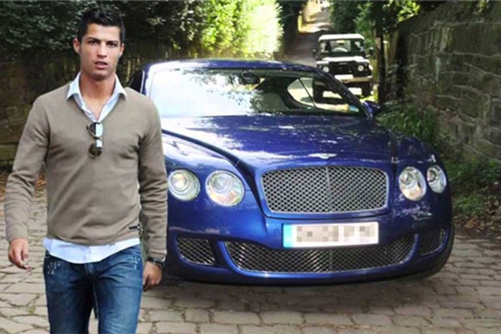 CR7 đã nhận chiếc Bentley Continental GT Speed này vào ngày 5/9/2008. Chiếc xe coupe hạng sang được sơn màu xanh thẫm Sapphire Blue theo đúng yêu cầu của siêu tiền đạo người Bồ Đào Nha. Xe được trang bị động cơ V12, dung tích 6.0 lít nên có thể tăng tốc từ 0-100 km/h trong 4,2 giây trước khi đạt vận tốc tối đa 325 km/h.