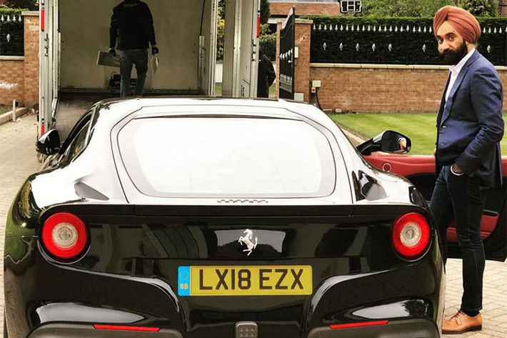 Không ít cư dân mạng ngay sau đó đã chia sẻ hình ảnh ông Singh chụp ảnh bên 7 chiếc Rolls-Royce của mình và các mẫu siêu xe khác mà ông đang sở hữu thể hiện sự kính nể về thú chơi ngông này.