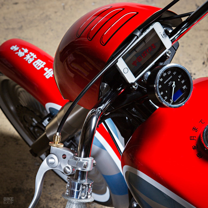 Ở phía trước, bộ phuộc được xử lý bề mặt trơn tru với vỏ bọc không gỉ lấy từ Yamaha XVS. Lucky Cat cũng đã gia công một chạc ba mới và chắn bùn phía trước từ Custom Chrome để làm nổi bật tính cổ điển. Một đầu đèn nhỏ được gửi gia công, đèn pha sử dụng bóng halogen H4. Khung gắn điện thoại thông minh, cổng sạc usb cũng được tích hợp lên phần đầu xe.