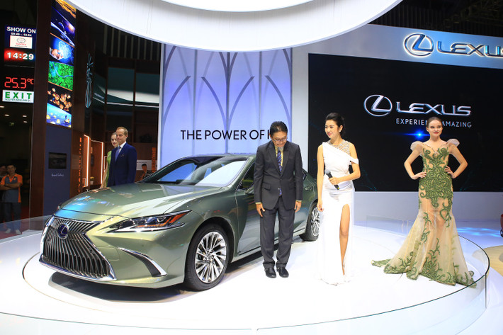 Gian trưng bày xe sang Lexus Việt Nam tại Triển lãm Ô tô Việt Nam 2018 tiếp tục sử dụng thiết kế theo định hướng và tiêu chuẩn của Lexus toàn cầu, phong cách sang trọng và đẳng cấp này từng được áp dụng tại các sự kiện triển lãm ôtô hàng đầu thế giới trong thời gian gần đây.
