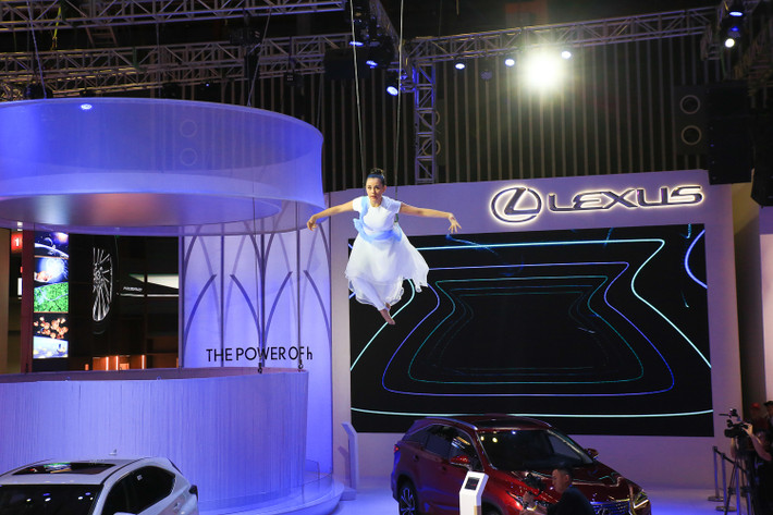 Đặc biệt, tại triển lãm năm nay, Lexus lần đầu tiên ứng dụng công nghệ tăng cường thực tế ảo (Augmented Reallity), giúp khách hàng tham gia sự kiện có thể tương tác với xe và công nghệ Hybrid một cách chân thực nhất ngay tại gian hàng bằng cách quét mô hình xe tại góc trưng bày và thông tin xe sẽ được hiển thị lên trên màn hình điện thoại.