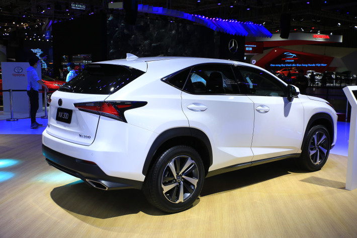 Ngoài ra, Lexus cũng đã bố trí một không gian thương hiệu - nơi đây khách tham quan sẽ cảm nhận được những giá trị riêng của thương hiệu Lexus qua bộ sưu tập chế tác thủ công Lexus, tác phẩm đạt giải thưởng thiết kế Lexus tại tuần lễ thiết kế thời trang Milan.