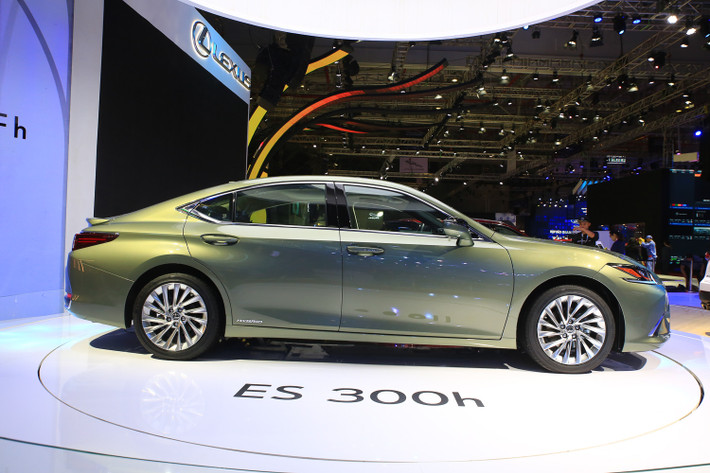 Sự ra mắt mẫu xe sedan hạng sang Lexus ES hoàn toàn mới tiếp nối định hướng về thiết kế và cam kết của Lexus trong việc chế tác ra những mẫu xe nhằm khơi dậy sự phấn khích, đam mê và cảm xúc, cũng như truyền tải tầm nhìn tương lai của thương hiệu tới nhiều khách hàng hơn.