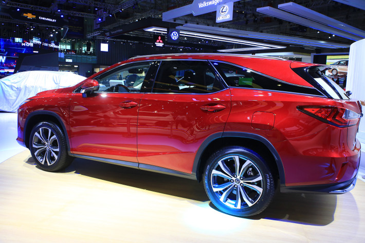 Bên cạnh đó, lấy cảm hứng từ Triết lý đối lập song hành của mình, Lexus đã khéo léo kết hợp nhạc cụ truyền thống và nhạc điện tử hiện đại tạo nên một màn trình diễn nghệ thuật ấn tượng cùng với bộ sưu tập thời trang đặc biệt do NTK Hoàng Hải dành riêng cho Lexus.