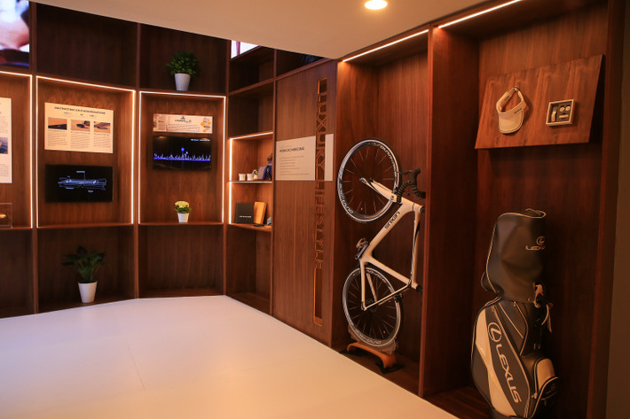 Khách hàng có thể chủ động khám phá công nghệ qua màn hình ứng dụng với các bước vận hành của công nghệ hybrid trên xe Lexus khi: khởi động, tăng tốc, giảm tốc hay dừng nghỉ, đem lại trải nghiệm mới mẻ và lôi cuốn. Từ đó, khách hàng có thể có góc nhìn trực quan hơn về hệ thống Hybrid.