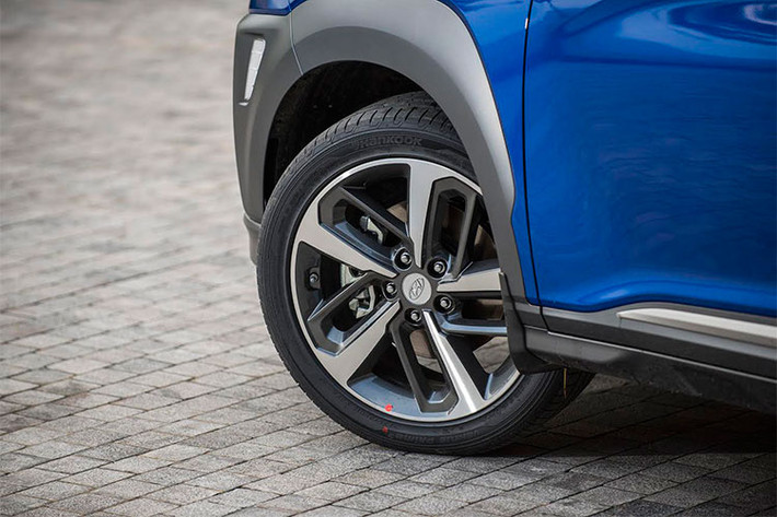 Chiếc miniSUV mới này cũng áp dụng ngôn ngữ thiết kế mới của Hyundai với lưới tản nhiệt thác nước Cascading Grill, mang lại vẻ ngoài mạnh mẽ cho mặt trước. Lazang xe là loại 18 inch Diamond Cut. Các tấm ốp đen bao quanh 4 hốc bánh xe giúp tăng thêm vẻ mạnh mẽ cho Kona.