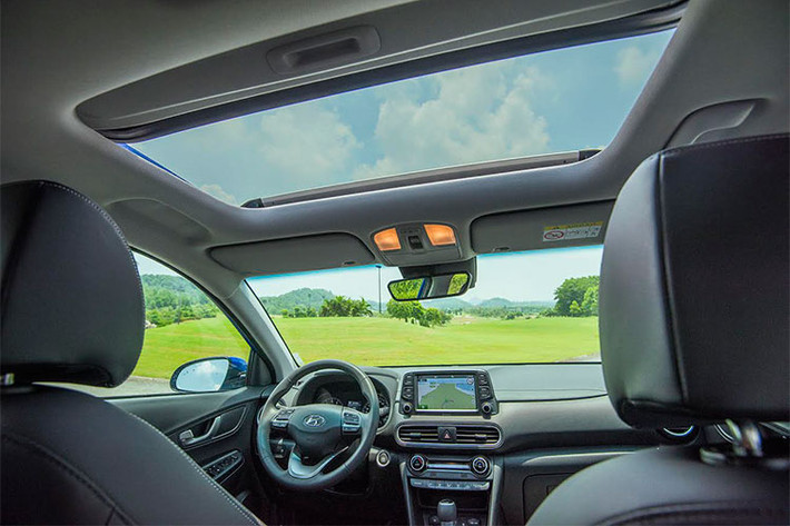 Không gian nội thất Kona nổi bật với màn hình cảm ứng IPS điện dung đa điểm 8 inch được thiết kế dạng Fly-monitor mới, đem đến phong cách hiện đại, sang trọng. Màn hình này tích hợp camera lùi cùng hệ thống dẫn đường được Hyundai phát triển dành riêng cho thị trường Việt Nam.