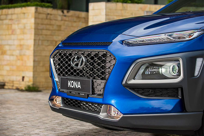 Điểm nhấn của mẫu xe Hyundai Kona mới nằm ở phần đầu xe với cụm đèn chiếu sáng được thiết kế theo một phong cách mới. Đèn định vị ban ngày DRL cùng đèn báo rẽ được dời lên trên, tách biệt với cụm đèn chiếu sáng áp dụng công nghệ Bi-LED cho cả 2 chế độ pha-cos đặt ở dưới.