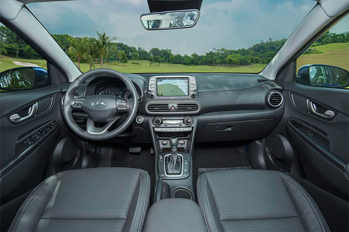 Thiết kế độc đáo của Kona được tiếp tục ở phần nội thất. Đó là các đường gân mạnh mẽ tạo thành kết cấu khung vòm liền mạch cho khoang lái. Nguyên lý thiết kế nội thất HMI (Human Machine Interface) được áp dụng triệt để với nhiều cải tiến mới giúp Kona sở hữu không gian nội thất đẳng cấp, tiện nghi nhưng vẫn thân thiện dễ sử dụng nhất trong phân khúc.