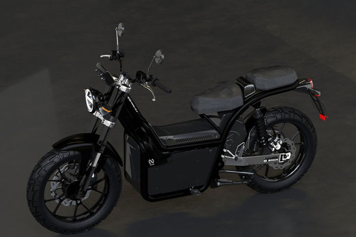 Trang bị mô tơ công suất lớn đòi hỏi cần có nguồn cung năng lượng dồi dào, chính vì vậy mà NUUK đã trang bị cho xe bộ pin 48V và 50Ah, hiệu suất tiêu thụ 2.4 kWh. Bộ pin này cần 5 tiếng để sạc đầy ở chế độ Tiêu chuẩn và chỉ 1,8 tiếng để sạc đầy ở chế độ Sạc nhanh. Mỗi Bộ pin này cho phép xe vận hành 60 - 75 km trước khi phải sạc lại.