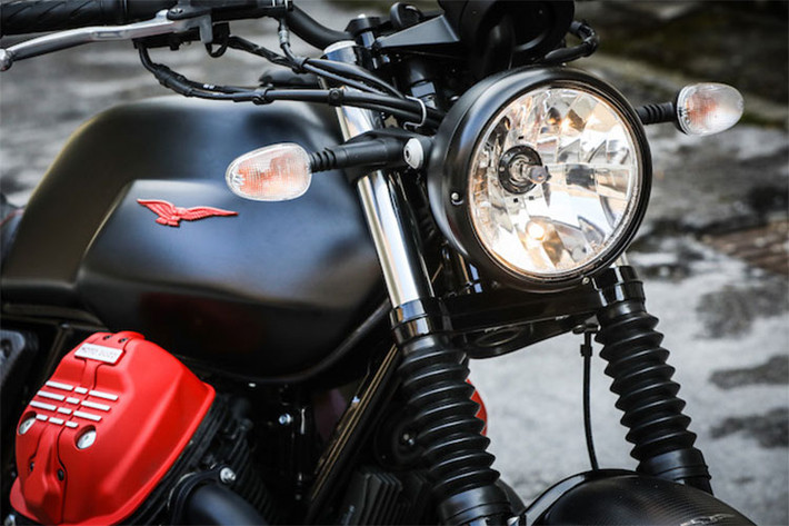 Được xem là phiên bản đặc biệt của mẫu Moto Guzzi V7 III nhưng làm mới lại. Phần đầu xe vẫn sở hữu đèn pha tròn cỏ điển với bóng sợi đột mới, xi nhan của xe được thiết kế tách rời, tay lái cao dễ dạng sử dụng...