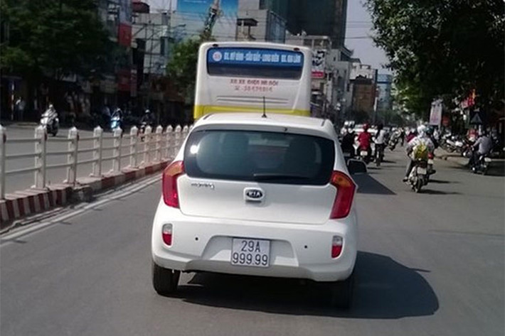 Ngoài ra, nếu là một người đam mê xe cộ - bạn sẽ nhớ đến chiếc xe Kia Morning màu trắng mang biển số "ngũ quý 9" khác từng lăn bánh và gây xôn xao tại Hà Nội vào năm 2013. Thậm chí, chủ nhân chiếc xe này còn rao bán cả bộ “ngũ 9” gồm thêm xe máy và sim điện thoại.