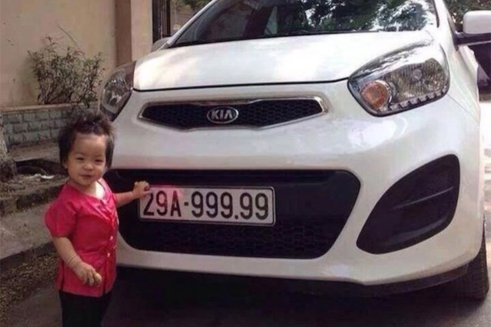 Chiếc này được “tìm thấy” đăng ký xe chính chủ của một người ở Thanh Trì, Hà Nội. Cụ thể canh chàng này đã rao bán toàn bộ bao gồm; ôtô Kia Morning, Honda Sh, và SIM Mobifone có đuôi ngũ 9. Giá cả bộ được phát giá là 3 tỷ 900 triệu đồng, gấp 8 lần giá trị gốc của chúng.