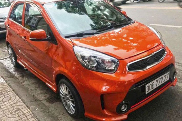 Nếu như Nghệ An có chiếc Kia Morning biển khủng "ngũ quý 4" thì ở Hà Nội còn có một chiếc mang biển số "ngũ quý 7". Với việc sở hữu biển số siêu đẹp và độc đáo như thế này, chủ nhân của chiếc xe giá rẻ Kia Morning cũng đã quyết định độ lại xe để xứng tầm với biển số siêu đẹp.