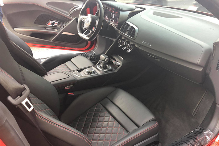 Đằng sau xe có hốc gió cỡ lớn, cản va kiểu mới và đèn hậu dạng LED. Ngoài ra, Audi R8 V10 Plus 2016 còn được trang bị cánh gió bằng sợi carbon cố định ở đuôi xe. Nội thất của xe ấn tượng với vô-lăng thiết kế 3 chấu thể thao, tích hợp nhiều phím chức năng. Ghế ngồi bọc da cao cấp với điểm nhấn là các đường viền chỉ màu đỏ ấn tượng.