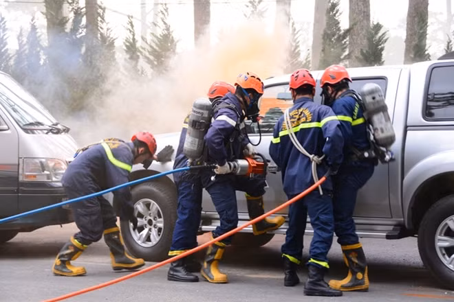 Lực lượng chức năng phá khóa cửa xe để giải cứu nạn nhân kẹt bên trong.