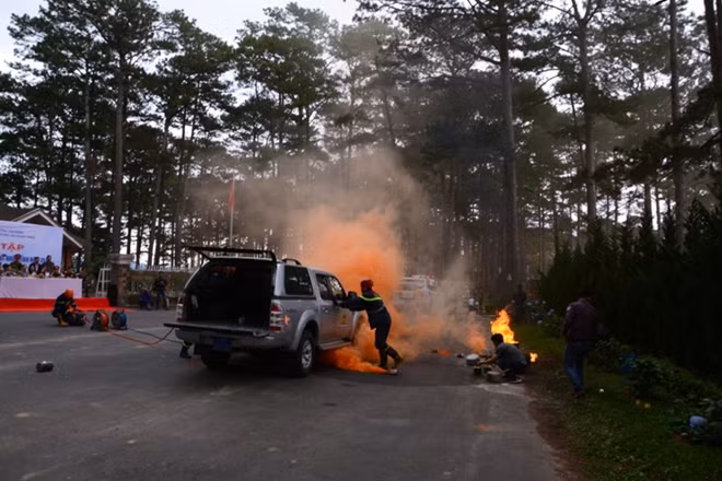 Lực lượng cứu hỏa nỗ lực dập tắt cháy nổ. 