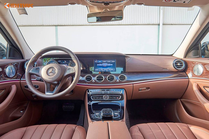Bên trong nội thất của chiếc xe sang Mercedes-Benz E250 sở hữu giao diện trên bệ trung tâm nổi bật với màn hình đa thông tin trung tâm kích thước 8,4 inch, hệ thống âm thanh Burmester đẳng cấp. Xe sử dụng nhiều chi tiết gỗ ốp trên bệ trung tâm và bệ cần số màu đen hoặc nâu café, vô-lăng bọc da nappa và cửa sổ trời chỉnh điện...