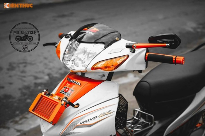 Bên cạnh phần mặt nạ trước của chiếc xe số Honda Wave Alpha này đã được trang bị thêm bộ két nhớt tản nhiệt ATE độc đáo và nổi bật. Cụm chóa đèn pha cũng được độ lại đèn dạng đôi khiến phần đầu của chiếc xe thể thao hơn rất nhiều.