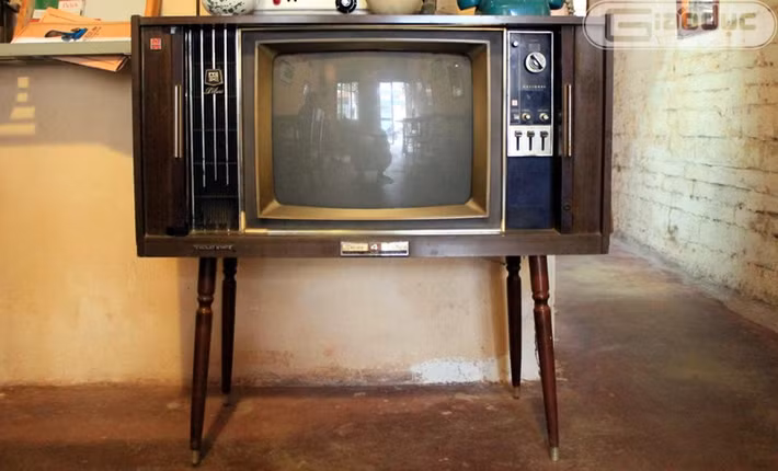  1. Vô tuyến Vô tuyến - đây là thiết bị "siêu sang" của những gia đình giàu có thời bao cấp giữa thời buổi đất nước khó khăn. Ảnh: Giáo dục Việt Nam. 