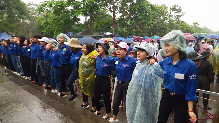 Trong thời điểm diễn ra nghi lễ dâng hương, trời đổ mưa nặng hạt. Dòng người đến lễ hội khá đông, lực lượng công an, quân đội, sinh viên tình nguyện tổ chức thành các vòng bảo vệ từ sân lễ hội đến chân núi Nghĩa Lĩnh, dưới trời mưa tầm tã.