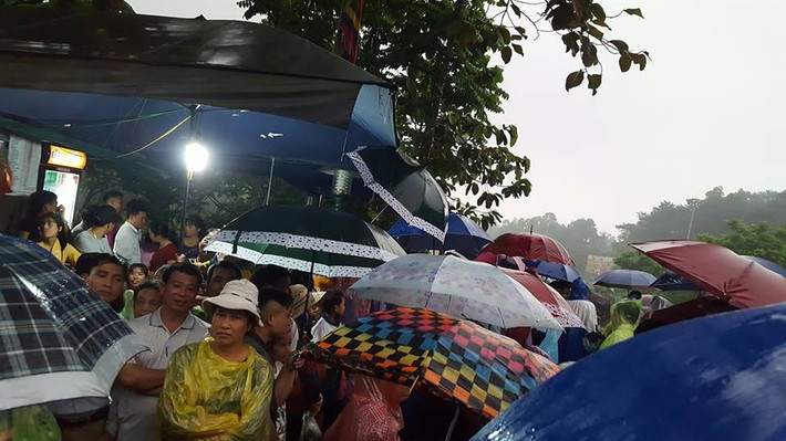 Nhiều người dân đội mưa về dâng hương khá sớm.