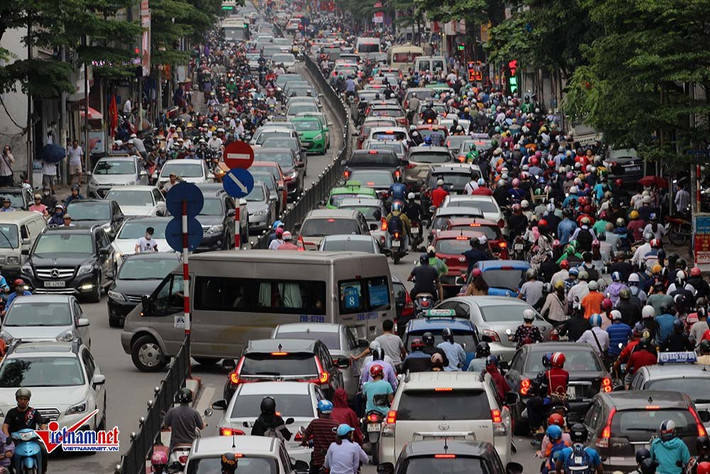 Đường Tây Sơn cả hướng đi lên trung tâm TP và hướng về Nguyễn Trãi đều trong tình trạng kẹt cứng các phương tiện. Ảnh: Đoàn Bổng