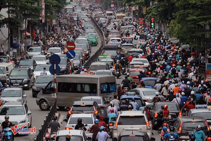 Đường Tây Sơn cả hướng đi lên trung tâm TP và hướng về Nguyễn Trãi đều trong tình trạng kẹt cứng các phương tiện. Ảnh: Đoàn Bổng