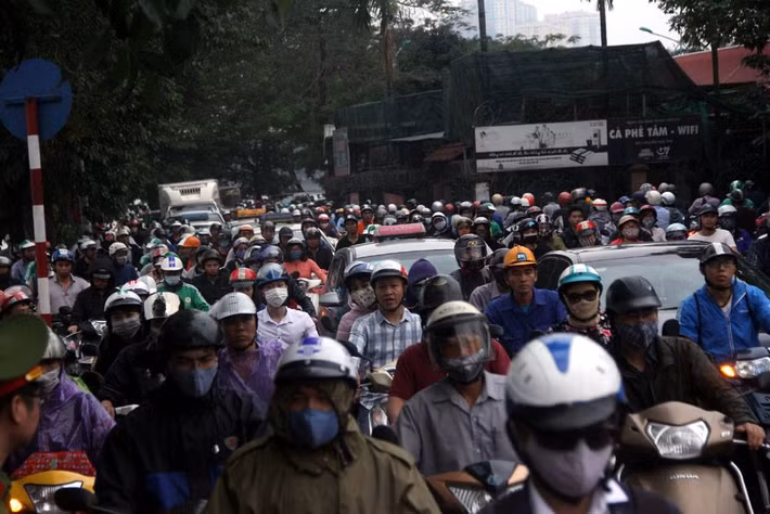 Đường Giải Phóng giao với các điểm cắt Đại Từ, Kim Đồng, Nguyễn Hữu Thọ kẹt cứng các phương tiện. Ảnh: Trần Thường