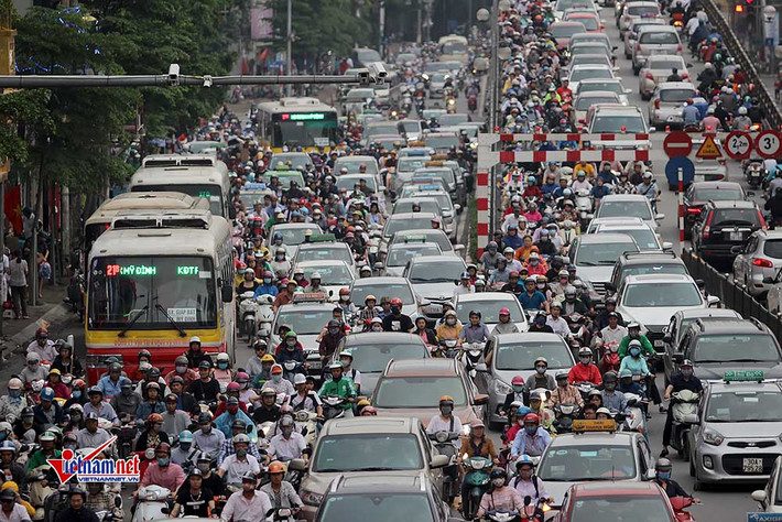 Đường Tây Sơn hướng đi Nguyễn Trãi tắc nghẹt giờ tan tầm cuối tuần. Ảnh: Đoàn Bổng