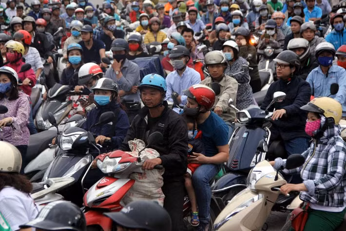 Người dân chờ đợi về quê đoạn Giải Phóng, gần bến xe Nước Ngầm. Ảnh: Trần Thường