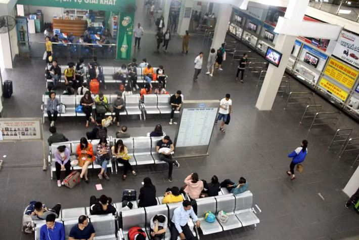 Bến xe Giáp Bát thưa vắng, đến 17h không xảy ra tình trạng quá tải. Ảnh: Trần Thường