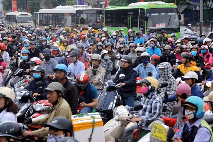 Đường Giải Phóng hướng ra khỏi thành phố ùn tắc kéo dài. Ảnh: Vũ Điệp