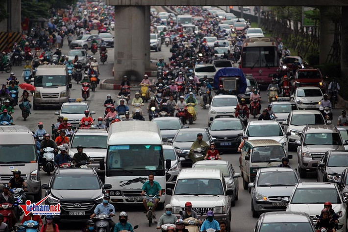 Ùn ùn các phương tiện từ Ngã Tư Sở đổ về Hà Đông. Ảnh: Đoàn Bổng