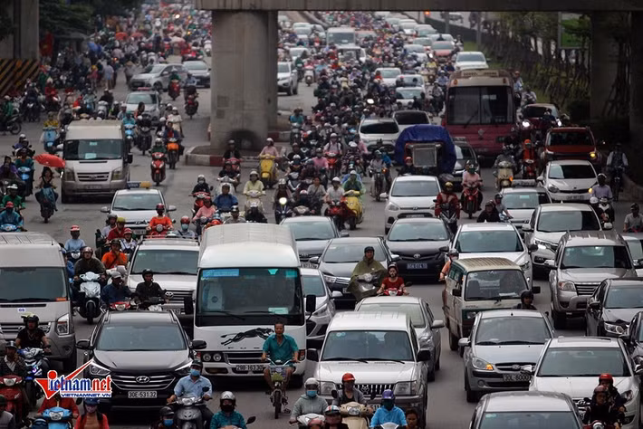 Ùn ùn các phương tiện từ Ngã Tư Sở đổ về Hà Đông. Ảnh: Đoàn Bổng