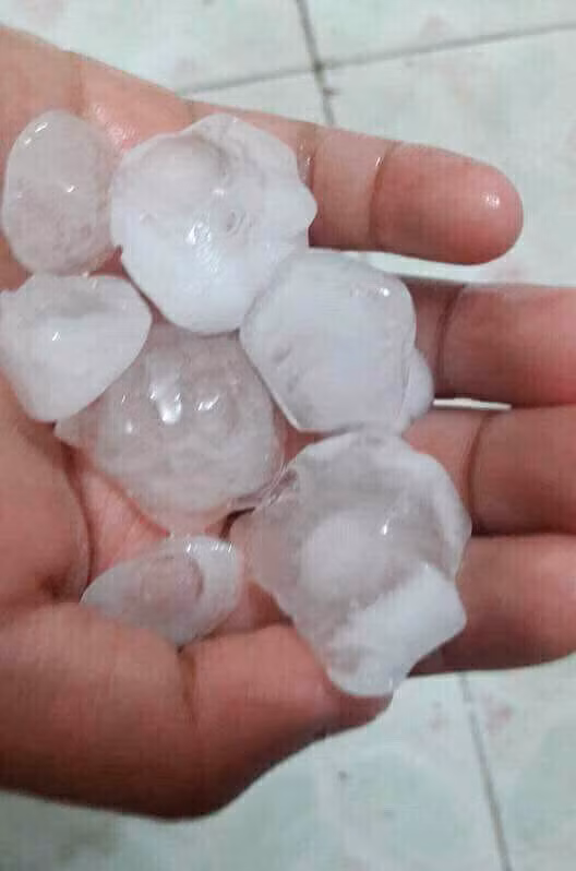 Trước đó ít giờ, mưa đá cũng xuất hiện tại tại huyện Simacai, tỉnh Lào Cai. Theo ghi nhận ban đầu, nhiều nhà dân bị hư hỏng phần mái.