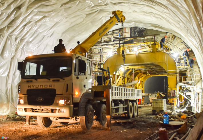 Sau gần 3 năm thi công, đến nay công trình đã hoàn thành đào và gia cố hai ống hầm. Hiện hơn 600 kỹ sư, công nhân cùng nhiều phương tiện, thiết bị gấp rút hoàn thành công tác đổ bê tông vỏ ống hầm khai thác phía tây (hoàn thành 80% khối lượng bê tông vỏ hầm), lắp đặt thiết bị và đường dẫn.