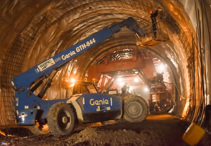 Công trình quy mô tương tự hầm đèo Cả (hai ống hầm cách nhau 30 m, mỗi ống rộng gần 10 m, bao gồm 2 làn ôtô, dải an toàn, đường bảo dưỡng). Giai đoạn một sẽ hoàn thiện một ống hầm để khai thác 2 chiều, ống còn lại dùng làm hầm lánh nạn và hoàn thiện giai đoạn tiếp theo. Ảnh chụp cảnh công nhân gia cố mái hầm.