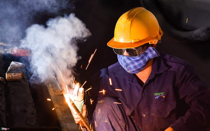 Trao đổi với Zing.vn, ông Cao Văn Nghĩa, Phó giám đốc Ban quản lý dự án hầm Cù Mông, cho hay khác với nhiều tuyến hầm xuyên đèo khác trong nước, đơn vị tư vấn Nippon Koei (Nhật Bản) lập dự án khảo sát đã phát hiện địa chất nơi đây có nhiều đới đứt gãy. Hình ảnh ghi lại cảnh công nhân hàn xì thi công hệ thống thoát nước trong hầm. "Để tránh những đới đứt gãy địa chất lớn, chúng tôi buộc phải thi công theo đường cong vòng cung nhằm giảm thiểu hiện tượng sụt trượt đất, đá", ông Nghĩa nói.