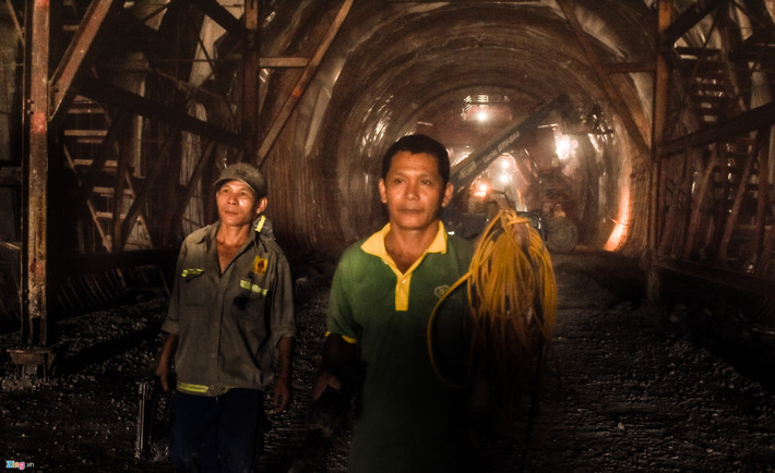Nhóm công nhân vào hầm thi công hàn gia cố mái. Hiện các hạng mục phục vụ vận hành khai thác như trung tâm điều hành giao thông, trạm thu phí, hệ thống xử lý nước thải, các trạm biến áp cấp điện vận hành cũng đang được gấp rút triển khai và hoàn thành trước tháng 11/2018.