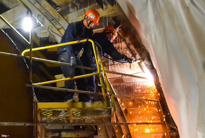 Tuyến hầm được thiết kế theo tiêu chuẩn hầm qua núi của Nhật Bản và các tiêu chuẩn khác của Việt Nam. Hàng trăm kỹ sư, công nhân dồn sức chia làm nhiều mũi thi công đảm bảo về đích đúng tiến độ đề ra. 