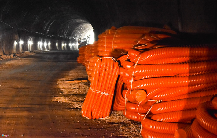 Theo lãnh đạo Bộ Giao thông Vận tải, sau khi hoàn thành, hầm Cù Mông có vai trò kết nối, giúp giảm thiểu tai nạn giao thông trên "cung đường đen" quốc lộ 1 đoạn giữa Bình Định và Phú Yên, thúc đẩy kinh tế - xã hội khu vực này phát triển đột phá.