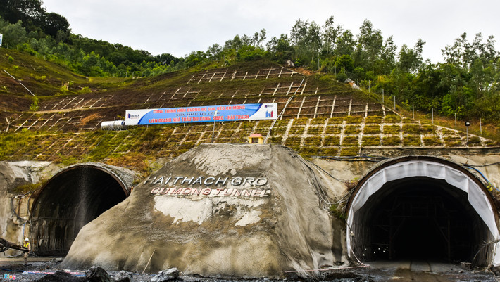 Dự án hầm đường bộ xuyên đèo Cù Mông dài hơn 6,6 km, trong đó phần hầm dài gần 3 km với tổng vốn đầu tư gần 4.000 tỷ đồng, được đầu tư theo hình thức BOT (xây dựng - khai thác - chuyển giao) và BT (đầu tư - chuyển giao). Trước đó, quá trình thực hiện dự án hầm đèo Cả (Phú Yên), chủ đầu tư tiết giảm hơn 4.000 tỷ đồng và sử dụng phần vốn này để đầu tư xây hầm đường bộ qua đèo Cù Mông.