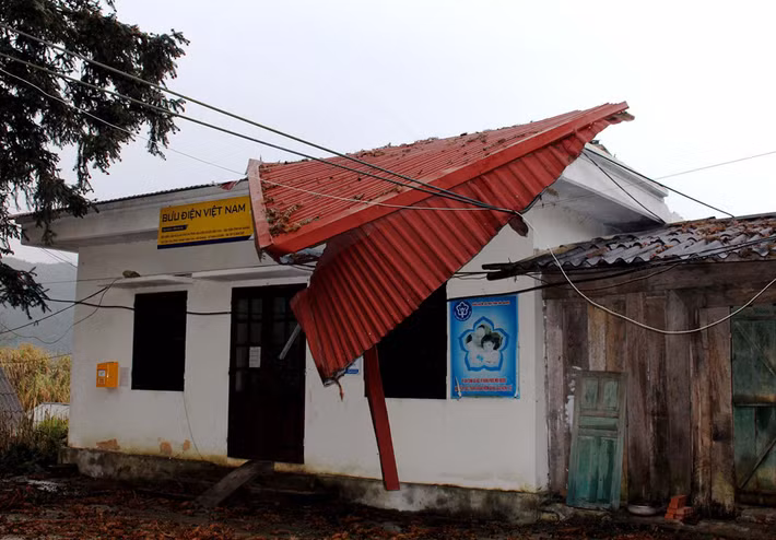 Hạt mưa đá to bằng ngón tay rơi xuống làm thủng mái nhà một số hộ dân. Nhiều hạng mục công trình tại địa bàn thị trấn Mèo Vạc bị ảnh hưởng.