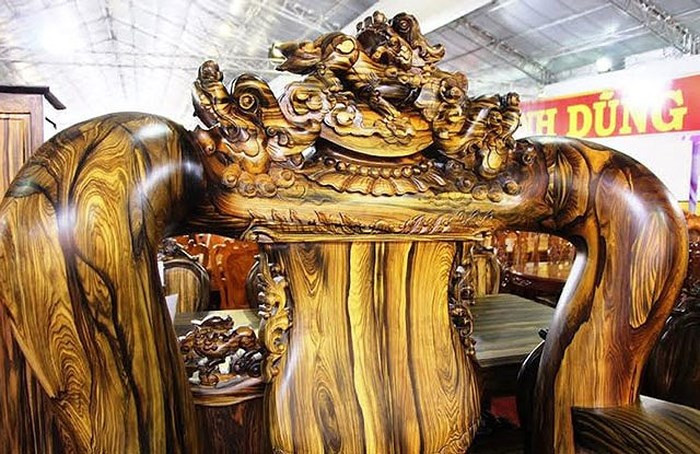 Bốn ghế đơn có chiều cao 210cm, chiều ngang 180cm (mặt dày nguyên khối 8cm có trọng lượng gần 1 tấn); 1 băng ghế chính có chiều dài 340cm, chiều cao 230cm (mặt dày 8cm, có trọng lượng 1,8 tấn). (Ảnh: Vietnamnet)