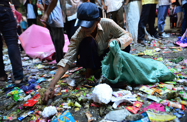 Ngoài những gói bánh, mì tôm, viên kẹo nhỏ, những chiếc bánh nát bét cũng được thu gom mang về.