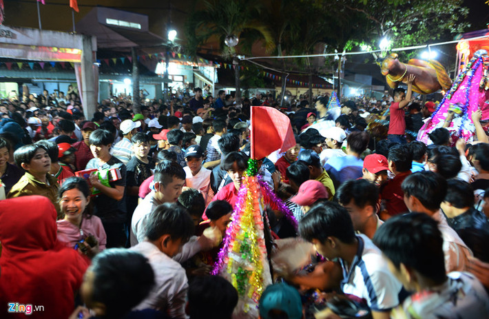 Trong vòng vài giây, khuôn viên sân đình chật kín người tranh các đồ cúng, những mâm cúng bánh, trái nhanh chóng biến mất.